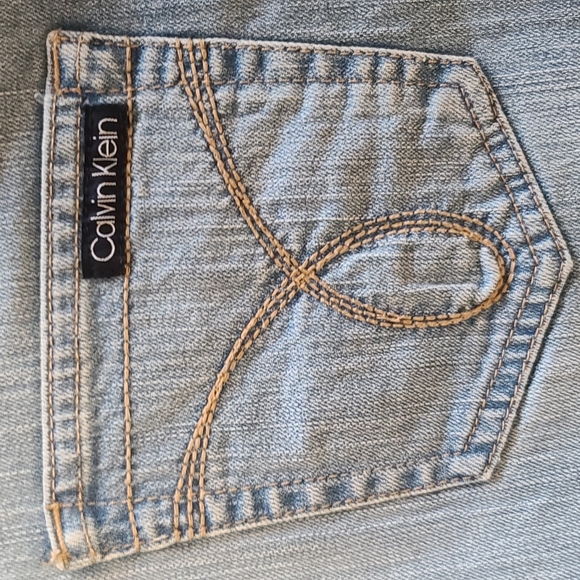 Calvin Klein 23 Inch Crops with Porkchop Pocket Distressed Denim Jeans - Size 10 - Picture 3 of 12